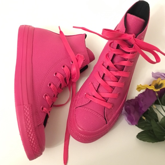 Converse Shoes - Nwob high top pebbled leather converse💗
